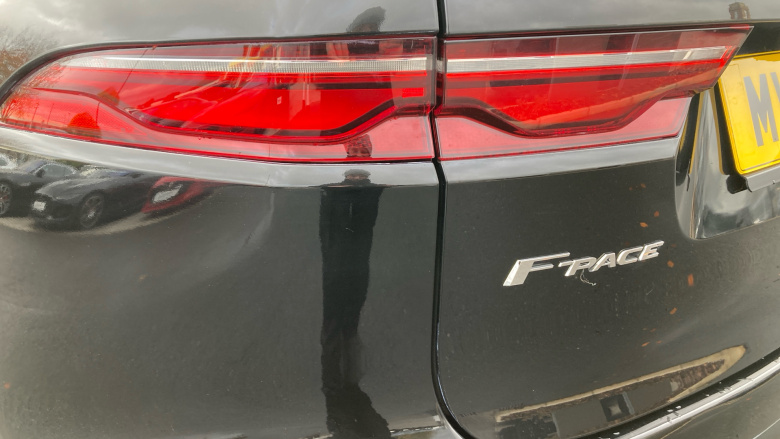 Jaguar F-Pace 2.0 D200 R-Dynamic SE 5dr Auto AWD Diesel Estate